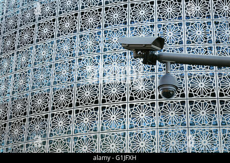 Une caméra de surveillance en face de l'immeuble de l'ambassade de l'ambassade du Royaume d'Arabie saoudite dans le Tiergarten à Berlin Tiergartenstrasse, Allemagne, 13 février 2016. Photo : S. Steinach - AUCUN FIL SERVICE - Banque D'Images