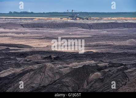 Voir de vastes décharges minières au Welzow Sued mine à ciel ouvert de Vattenfall AG Welzow, Allemagne, 15 mai 2016. Photo : PATRICK PLEUL/dpa Banque D'Images