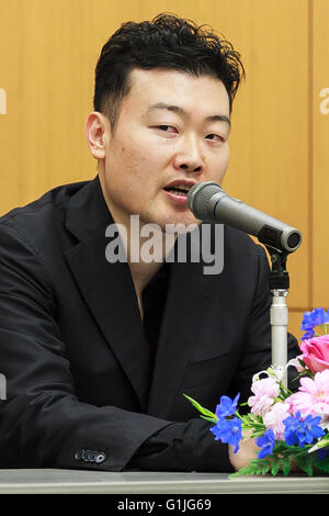 Auteur Kiwamu Kenin, lauréat du 62e Prix Edogawa Rampo parle lors d'une conférence de presse le 17 mai 2016, Tokyo, Japon. Le prix littéraire japonais 'Edogawa Rampo Award" est décerné chaque année par le mystère des écrivains du Japon depuis 1955. Il s'agit d'un prix pour les romans mystère inédit parrainé par Kodansha et Fuji Television. En plus de 10 millions de yen le prix décerné au lauréat, le travail du gagnant sera publié par Kodansha. La cérémonie aura lieu le 9 septembre à l'Hôtel Impérial de Tokyo à Chiyoda-ku, Tokyo. © Rodrigo Reyes Marin/AFLO/Alamy Live News Banque D'Images