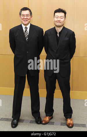 Auteur Kiwamu Kenin, lauréat du 62e Prix Edogawa Rampo parle lors d'une conférence de presse le 17 mai 2016, Tokyo, Japon. Le prix littéraire japonais 'Edogawa Rampo Award" est décerné chaque année par le mystère des écrivains du Japon depuis 1955. Il s'agit d'un prix pour les romans mystère inédit parrainé par Kodansha et Fuji Television. En plus de 10 millions de yen le prix décerné au lauréat, le travail du gagnant sera publié par Kodansha. La cérémonie aura lieu le 9 septembre à l'Hôtel Impérial de Tokyo à Chiyoda-ku, Tokyo. © Rodrigo Reyes Marin/AFLO/Alamy Live News Banque D'Images