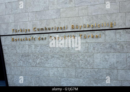 Tiergarten de Berlin, Allemagne. Feb 13, 2016. Les mots turc Türkiye Cumhuriyeti 'Büyükelçili·j' et la traduction en allemand qui signifie 'Ambassade de Turquie' sur la façade de l'ambassade de Turquie à la Berlin Tiergarten, Tiergartenstrasse en Allemagne, 13 février 2016. Photo : S. Steinach - AUCUN FIL - SERVICE/dpa/Alamy Live News Banque D'Images