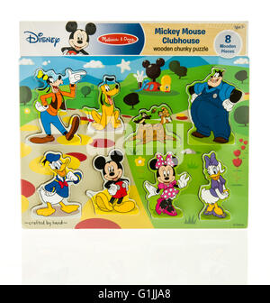 Winneconne, WI - 15 mai 2016 : le paquet d'un puzzle Disney Mickey Mouse clubhouse sur un fond isolé Banque D'Images