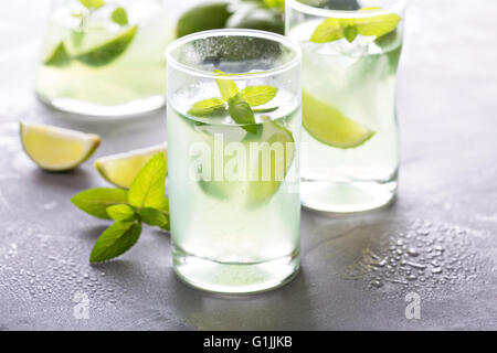 Limonade Fraîche avec la Menthe et citron vert Banque D'Images