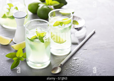 Cocktail glacé rafraîchissant à la Menthe et citron vert Banque D'Images