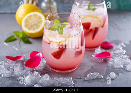 Limonade aux fraises avec de l'eau de rose Banque D'Images