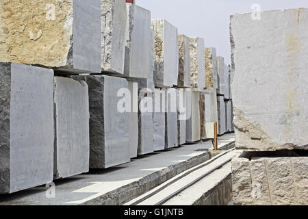 D'énormes blocs de granit superposés dans une usine de traitement de pierre pour la taille et le polissage en dalles de sol utilisés dans les bâtiments Banque D'Images