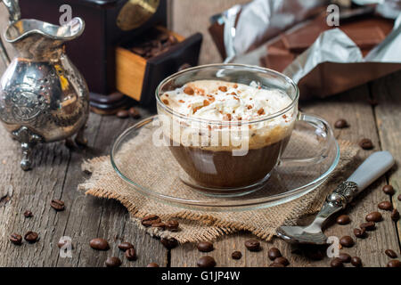Tasse de café en verre avec de la crème Banque D'Images
