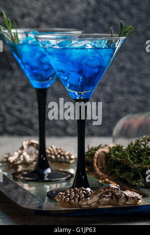 Cocktail bleu avec de la glace Banque D'Images