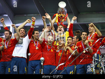 Kiev, UKRAINE - 1 juillet 2012 : Les joueurs de l'équipe d'Espagne de football célèbre leur gagner de l'UEFA EURO 2012 après le dernier match de championnat contre l'Italie au stade olympique NSC à Kiev Banque D'Images