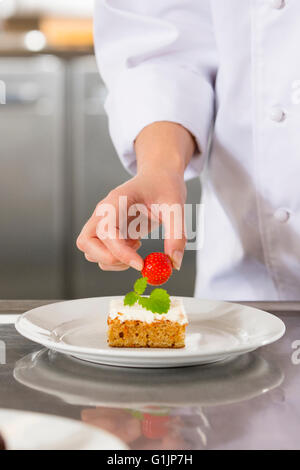 Décorer le gâteau avec Chef Dessert aux fraises Banque D'Images