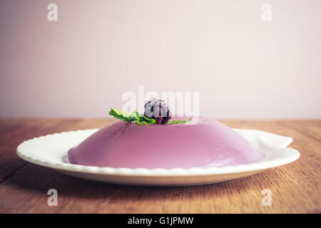 Gros plan sur une gelée de violette avec un pudding blackberry et feuilles de menthe Banque D'Images