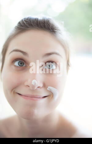 High key portrait de jeunes femmes décorer sa maison faire drôle de visage Banque D'Images