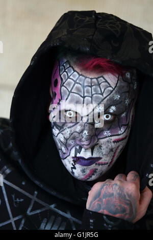 Festival Goth (Gotik-Wave-Treffen) Leipzig, Allemagne, 13 - 15 mai 2016. Homme à élaborer la peinture du visage et le capot Banque D'Images