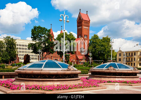 L'église rouge ( église de Saint Simon et Helena ) et la place de l'indépendance dans le centre de Minsk, Belarus Banque D'Images