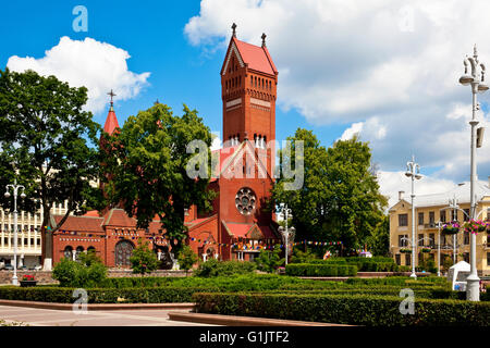 L'église rouge ( église de Saint Simon et Helena ) et la place de l'indépendance dans le centre de Minsk, Belarus Banque D'Images