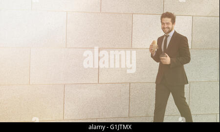 Businessman eating and drinking sur d'aller Banque D'Images