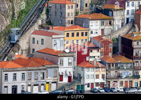 Le Portugal, ville de Porto (Porto), maisons traditionnelles, funiculaire dos Guindais sur la gauche Banque D'Images