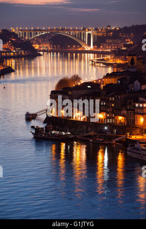 Ville de Porto au Portugal, au crépuscule, pont Arrabida sur la rivière Douro, à l'extrémité Banque D'Images