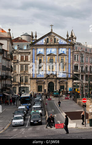 Saint Anthony's Church Congregados (Igreja de Santo Antonio dos Congregados) à Porto, Portugal, le trafic de la rue, les voitures Banque D'Images