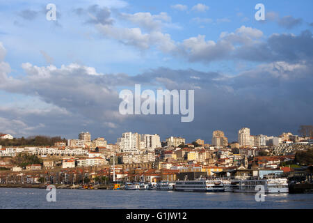 Le Portugal, Vila Nova de Gaia skyline, paysage urbain, la rivière Douro Banque D'Images