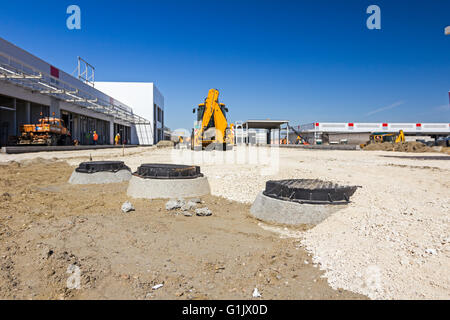 Close up de nouveau couvercle en métal sur le béton à trou de chantier de construction. Banque D'Images