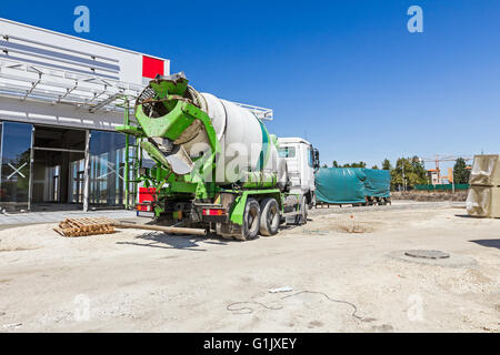 Transport camion malaxeur à ciment est la place prépondérante sur chantier. Banque D'Images