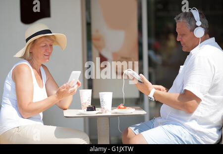 Couple d'âge moyen en vacances Banque D'Images