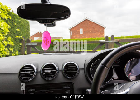 Voiture à air désodorisant accroché dans la fenêtre du véhicule pour parfum d'intérieur de voiture de marque Jelly Belly faire UK Angleterre Désodorisants Banque D'Images