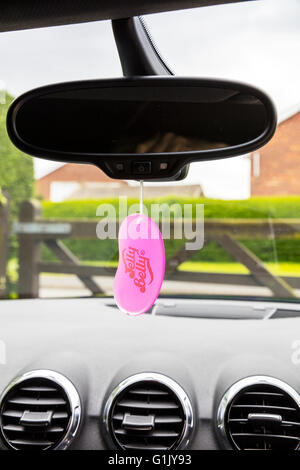 Voiture à air désodorisant accroché dans la fenêtre du véhicule pour parfum  d'intérieur de voiture de marque Jelly Belly faire UK Angleterre  Désodorisants Photo Stock - Alamy