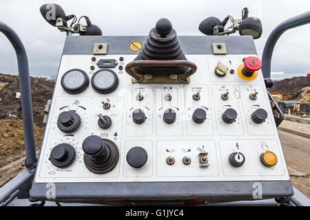 Panneau de commande d'une route bitumée, machine de pose de la machinerie industrielle. Banque D'Images