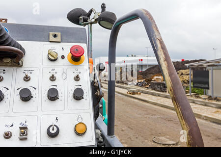 Panneau de commande d'une route bitumée, machine de pose de la machinerie industrielle. Banque D'Images