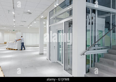 Avis sur l'escalier et d'ascenseur en verre dans un centre d'affaires moderne. Banque D'Images