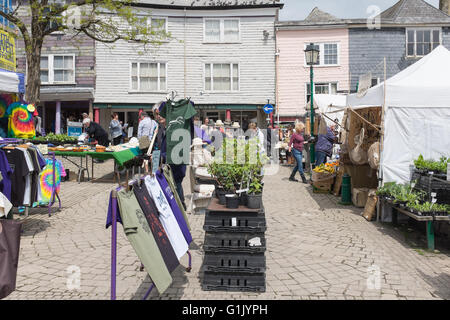 Marché le samedi à la place du marché à Totnes, Devon Banque D'Images