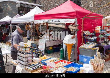 Marché le samedi à la place du marché à Totnes, Devon Banque D'Images