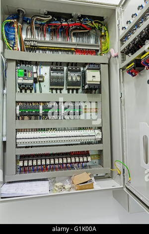 Programmation automatique a relais de contrôle sur le panneau électrique, lignes électriques situés à l'intérieur de la boîte. Banque D'Images