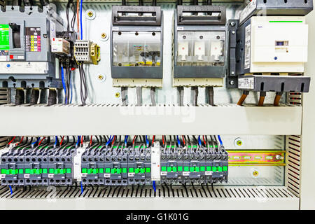 Programmation automatique a relais de contrôle sur le panneau électrique, lignes électriques situés à l'intérieur de la boîte. Banque D'Images