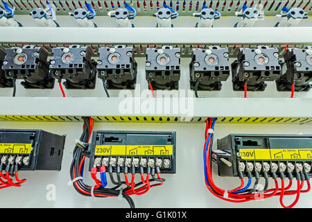 Programmation automatique a relais de contrôle sur le panneau électrique, lignes électriques situés à l'intérieur de la boîte. Banque D'Images