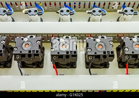 Programmation automatique a relais de contrôle sur le panneau électrique, lignes électriques situés à l'intérieur de la boîte. Banque D'Images