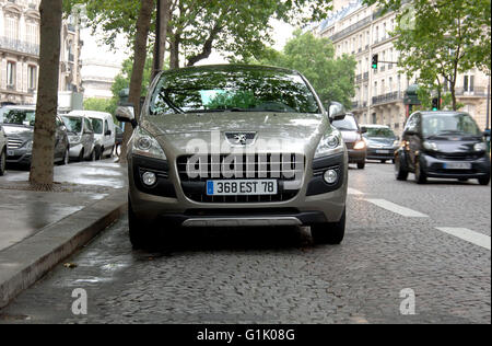 Voiture Peugeot 3008 MONOSPACE français à Paris Banque D'Images