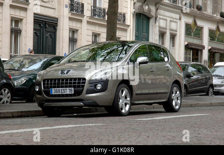 Voiture Peugeot 3008 MONOSPACE français à Paris Banque D'Images