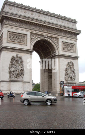 Voiture Peugeot 3008 MONOSPACE français à Paris près de l'arc de triomphe Banque D'Images