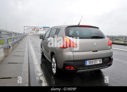 Voiture Peugeot 3008 MONOSPACE français près du Tunnel sous la Manche à Calais, France Banque D'Images