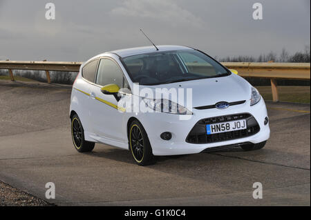 2009 Ford Fiesta ST écoute Skoda Roomster Scout voiture performance Banque D'Images