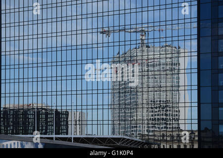 Tour Alpha, reflétée dans les fenêtres de l'hôtel Hyatt Regency. Banque D'Images