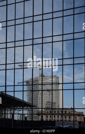 Reflet de la tour Alpha, dans windows de l'hôtel Hyatt Regency. Banque D'Images