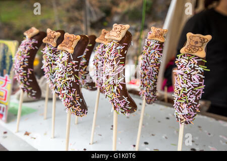 Bananes au chocolat sur stick at market Banque D'Images