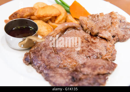 Une grande partie de steak de boeuf et frites on plate Banque D'Images