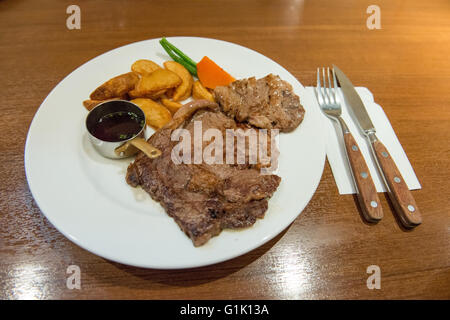 Une grande partie de steak de boeuf et frites on plate Banque D'Images