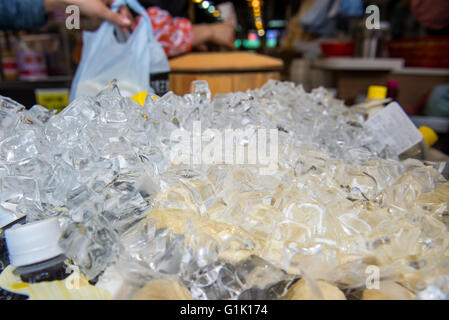 Close up de petits blocs de glace couvrant les bouteilles de verre Banque D'Images