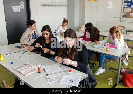 Étudiantes dans une école de formation professionnelle durant sa formation d'esthéticienne. Banque D'Images